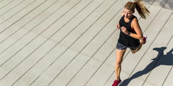 Una mujer corriendo