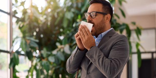 Hombre estornudando