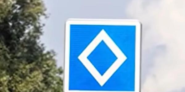 La señal del rombo blanco.