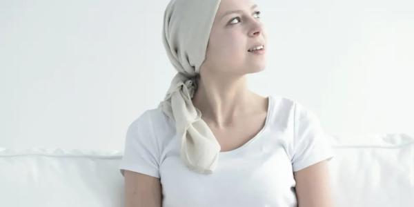 Chica en un tratamiento de quimioterapia con un pañuelo en la cabeza