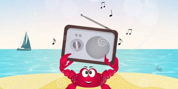 Un cangrejo en la playa sostiene un aparato de radio y se ven las ondas en e aire, unos barcos se ven al fondo 