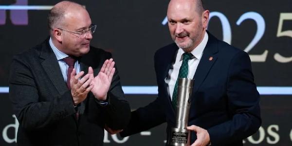 Rafael Louzán, a la derecha, recogiendo un premio en la gala de la Asociación de la Prensa de Madrid