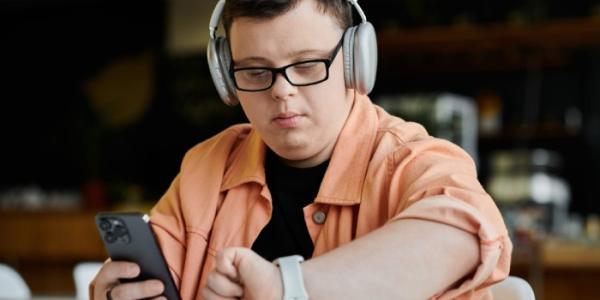 Imagen de una persona con síndrome de down teletrabajando