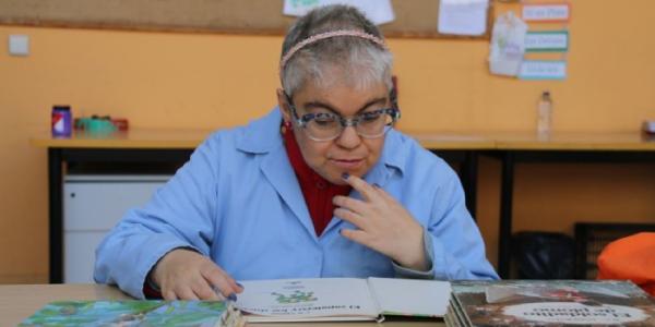 Persona leyendo un libro en lectura fácil