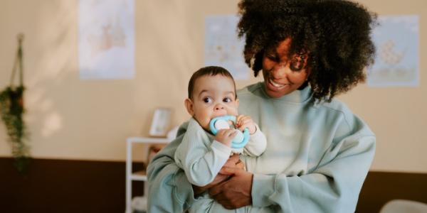 Madre cuidando de su hijo