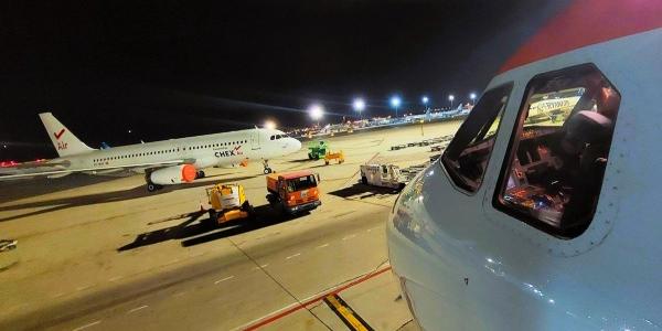 Aviones de pasajeros se preparan para el despegue