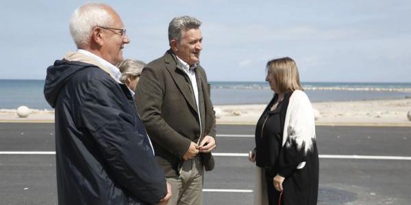 Los mandatarios tratando el tema de la regeneración de las playas
