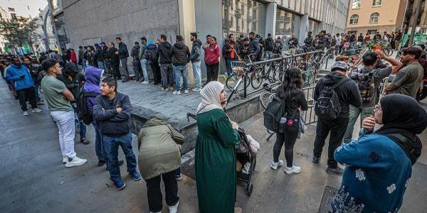 Colas de inmigrantes en la Oficina d'Atenció Ciutadana de la plaza de Sant Miquel de Barcelona