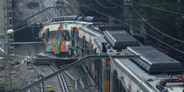 Vista del estado del tren de Rodalies descarrilado el martes en Barcelona. Adif revisará la infraestructura de Rodalies de Catalunya