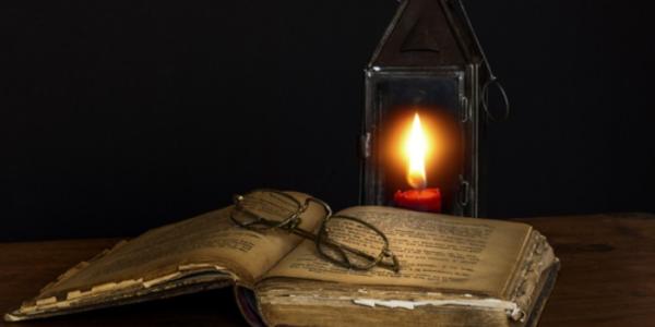 Libro antiguo sobre una mesa