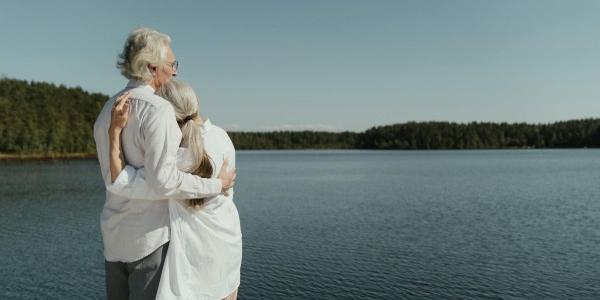 La pérdida auditiva de las personas mayores y el verano