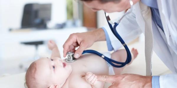 Bebé en la consulta de pediatría