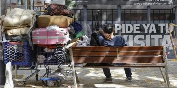 Un joven descansa en un banco. 