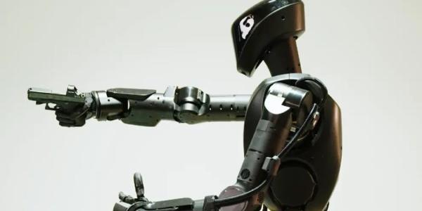 Phantom MK-1, del grupo de robots humanoides que empuñan armas