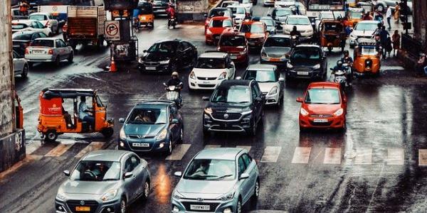 Carretera con mucho tráfico