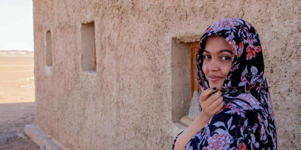 Hendu, de 17 años, en su vivienda en los campamentos de refugiados saharauis.