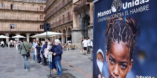 Voluntarios de Manos Unidas durante el 'abrazo' a la Plaza Mayor de Salamanca. 