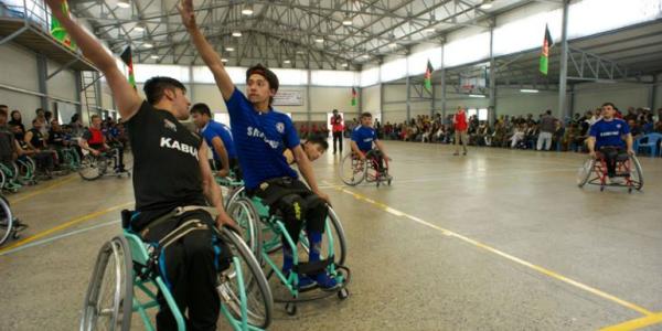 Deportistas con discapacidad jugando al baloncesto