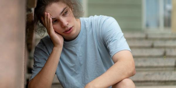 Chico con depresión 