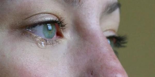 Ojos de una mujer con problemas de salud mental