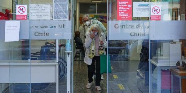 Varias personas al salir del Centre de Salut Chile, en Valencia. 