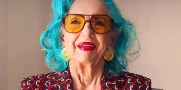 Sara, de 93 años, posa en su casa