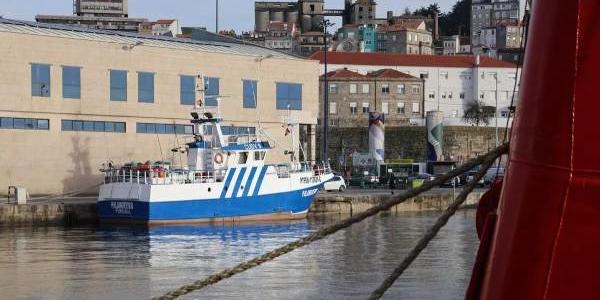 Un barco de palangre detrás de la sede de ARVI