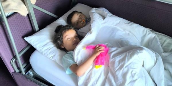 Dos pequeños aprovechando bien su siesta