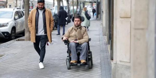 Recorrido con Sergio, usuario de silla de ruedas, por las calles de Chamberí, Madrid