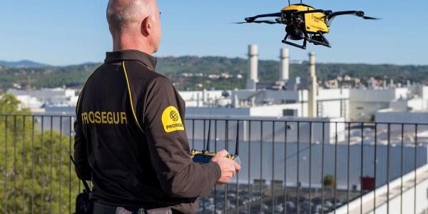 Vigilante de Prosegur con el sistema antidrones