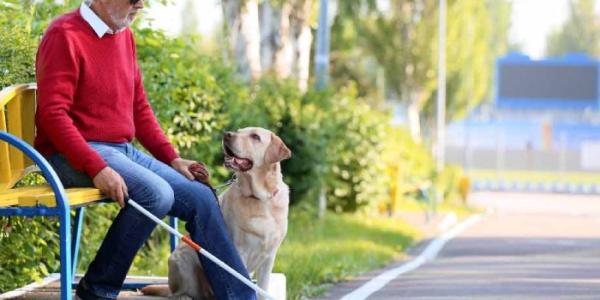 Hombre con discapacidad visual