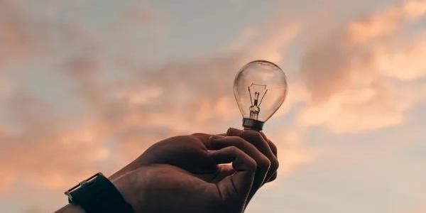 Mano de una persona sosteniendo una bombilla