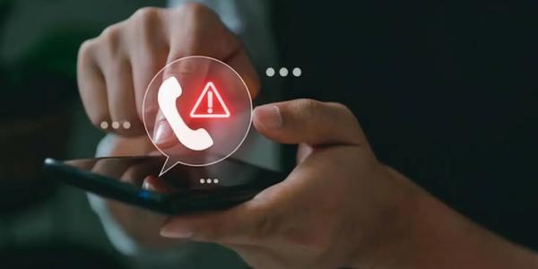 Manos de una persona bloqueando un número de teléfono spam