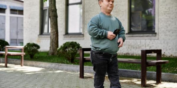 Persona con enanismo