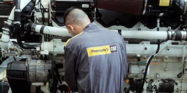 Trabajador técnico de vehículos de espaldas