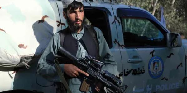 Los talibanes, armas y plumas