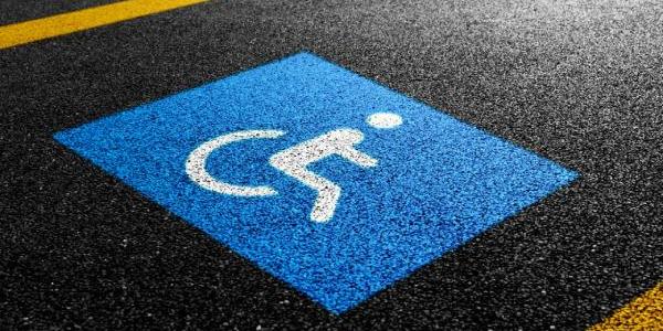 Una plaza de aparcamiento para una persona con discapacidad.