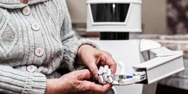 Un robot cuidador autónomo atiende a una persona mayor 