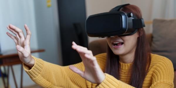 Una mujer con gafas de realidad virtual 