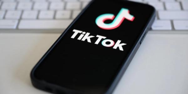 Móvil con TikTok