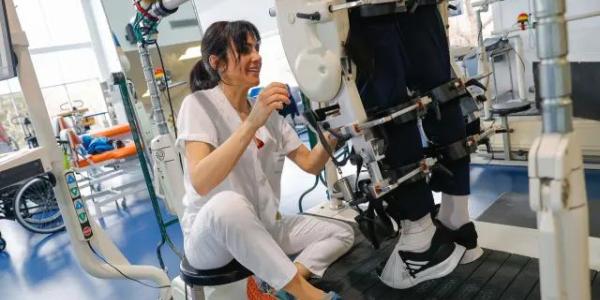 María, fisioterapeuta, ajusta el Lokomat a su paciente, Carlos. José González. 