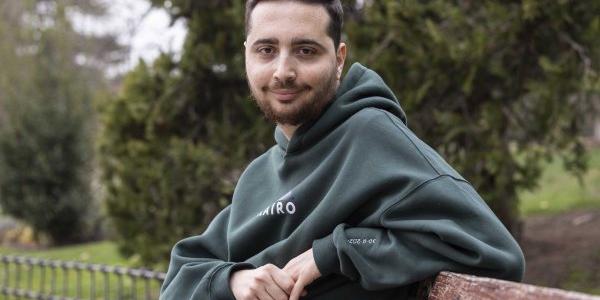 Jaime Montes, sentado en el banco de un parque 