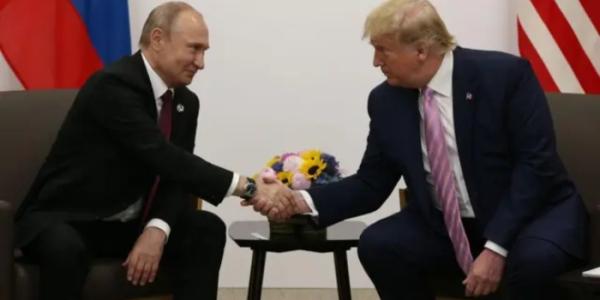 Trump y Putin dándose la mano