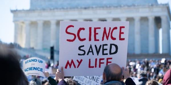 Manifestación contra los recortes en ciencia de Trump