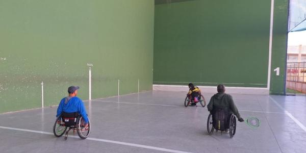 Jugadores de frontenis en silla de ruedas