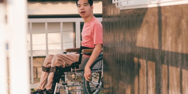 Niño en silla de ruedas