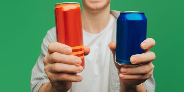 Un menor sostiene dos latas de bebidas energéticas