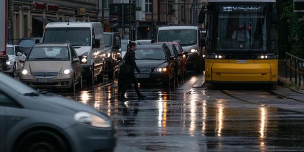 Carretera con coches y autobuses en mitad de la lluvia