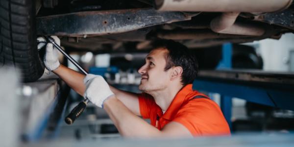 Un mecánico revisa un coche en un taller 