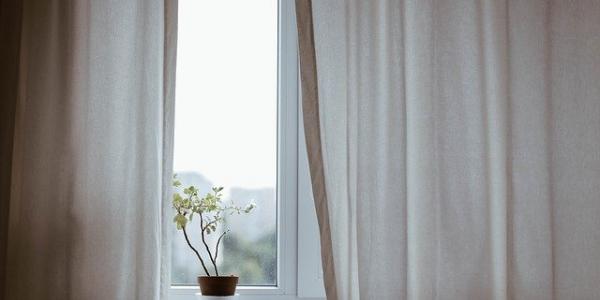 Ventana con cortinas / Pixabay